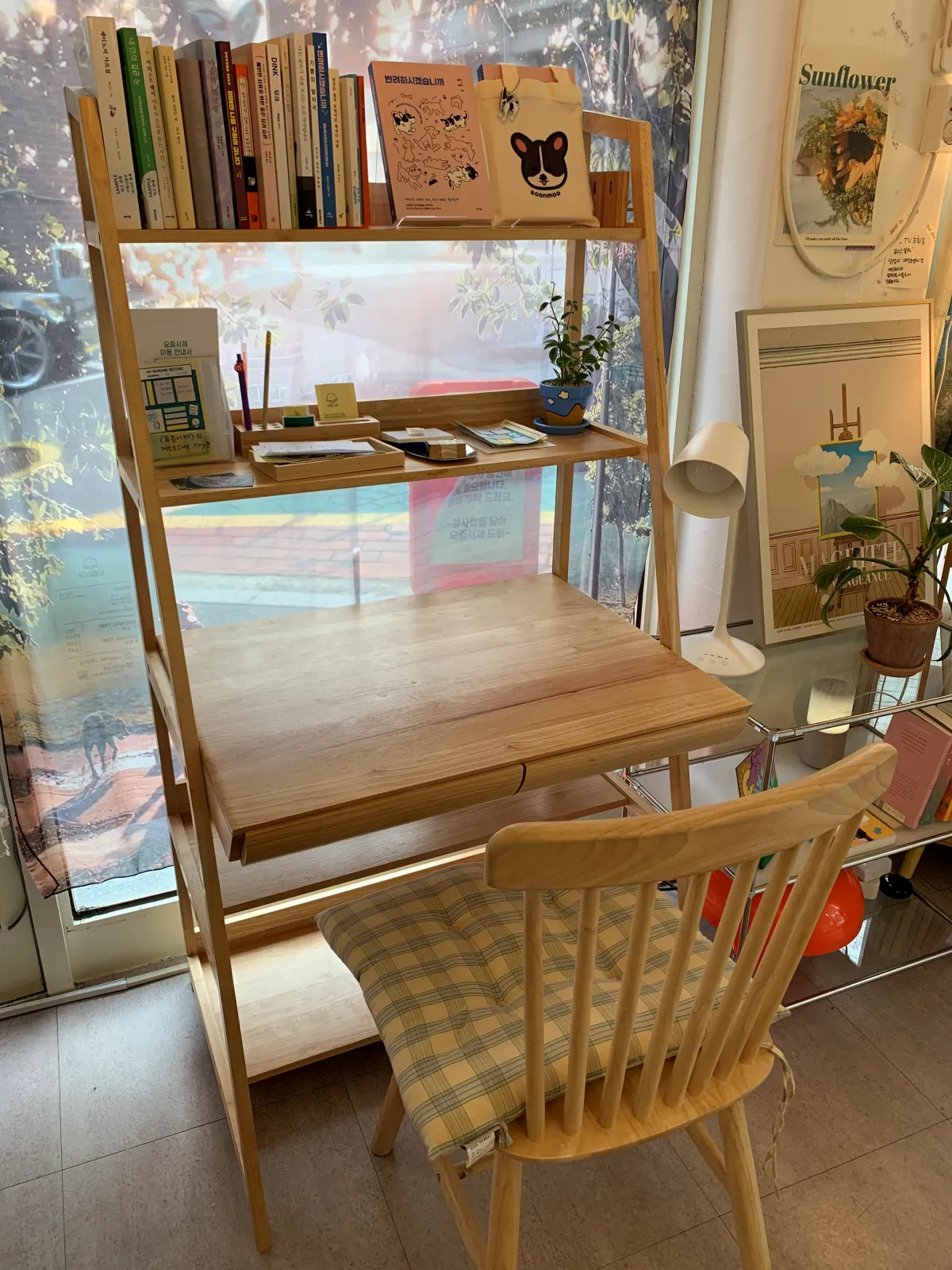 책상-위-진열된-책