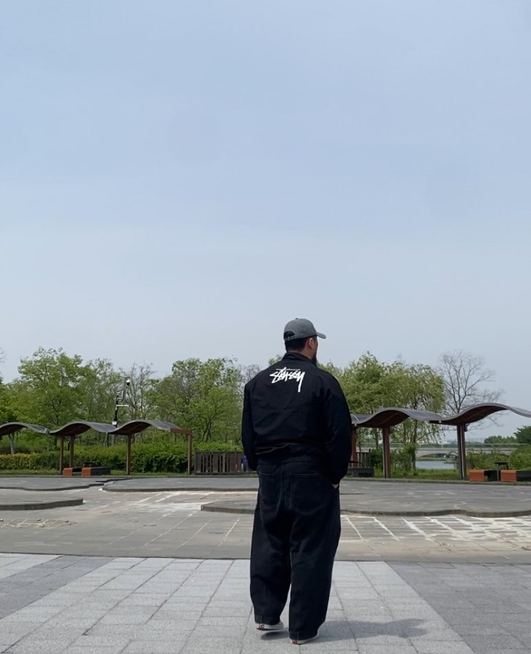 데일리룩(2025. 5. 14.) 윅(wick) 웨이브 스톤워시드 볼캡 그레이, 나이키 스투시 나투시 아노락 블랙, 무신사 무신사스탠다드 데님 와이드 벌룬팬츠 블랙, 반스 체커보드