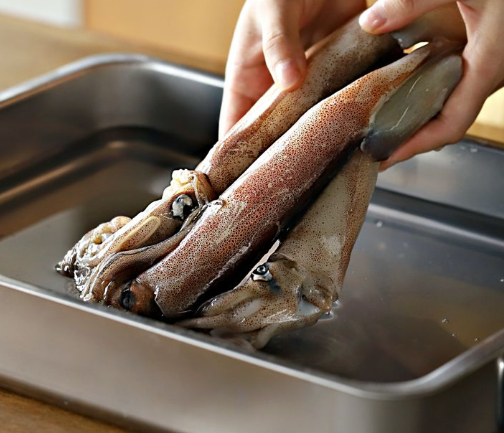 오징어 볶음 맛있게 만드는법 : 오징어 해동