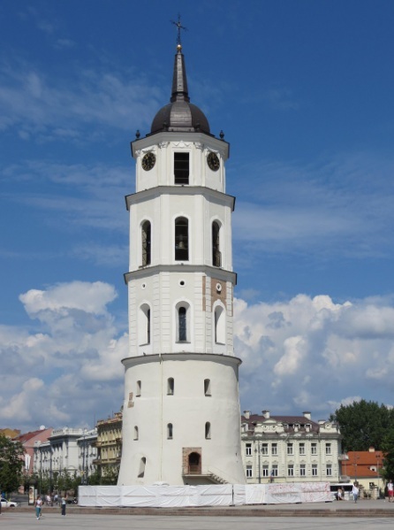 맑은 파란 하늘 아래 우뚝 솟은 리투아니아 빌뉴스 대성당 종탑의 고풍스러운 모습