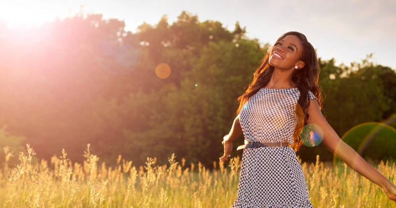 자외선을 쬐고 있는 여성