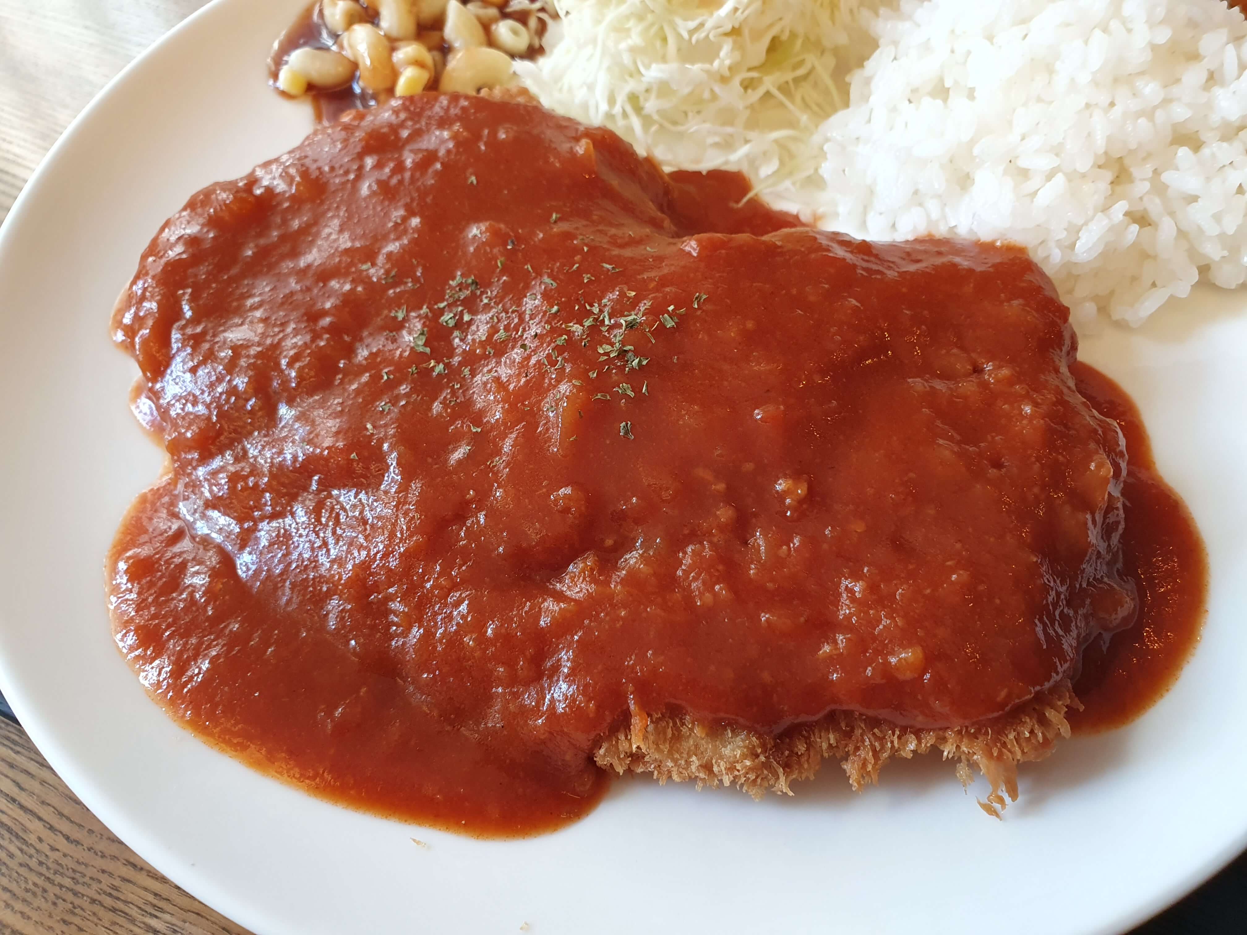 소스를 듬뿍 부은 경양식돈까스