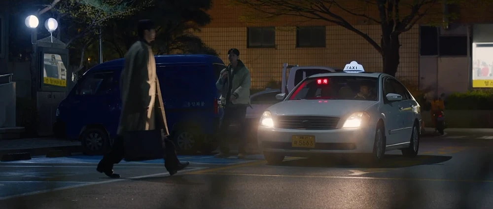 15화에서-솔이네-집-앞에서-선재를-보는-김영수