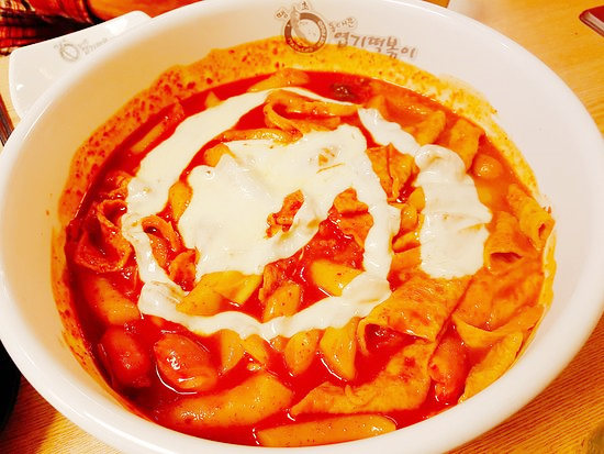 맛있는-엽기떡볶이-매장에서-먹는-모습