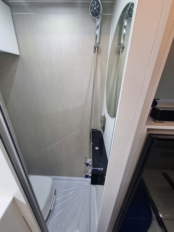 슈퍼밴-5-샤워실&화장실