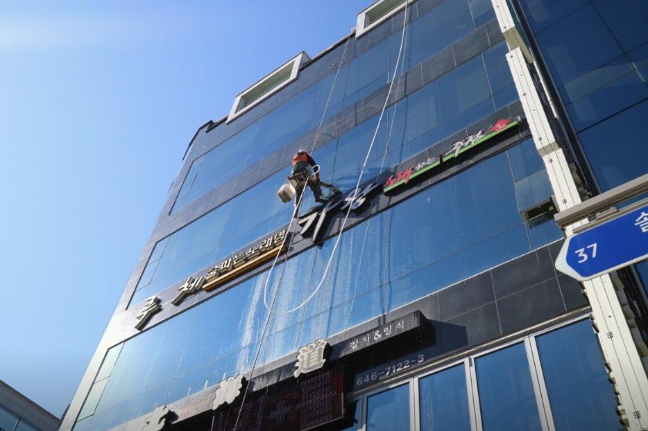 건물 외벽 청소중인 생생정보 27년 외벽청소대가