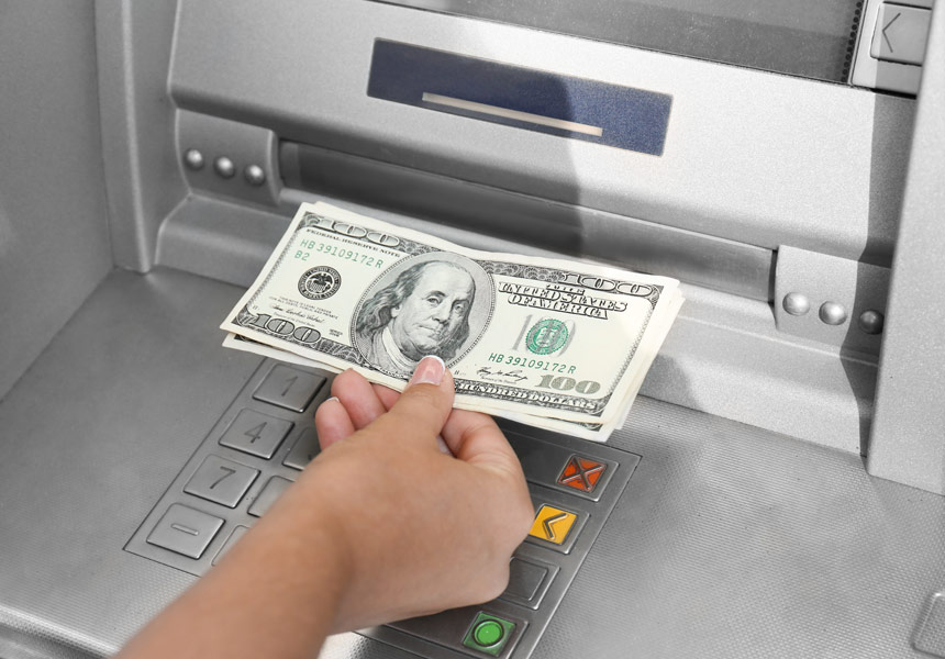 해외 ATM에서 여행자가 현금을 인출하는 장면