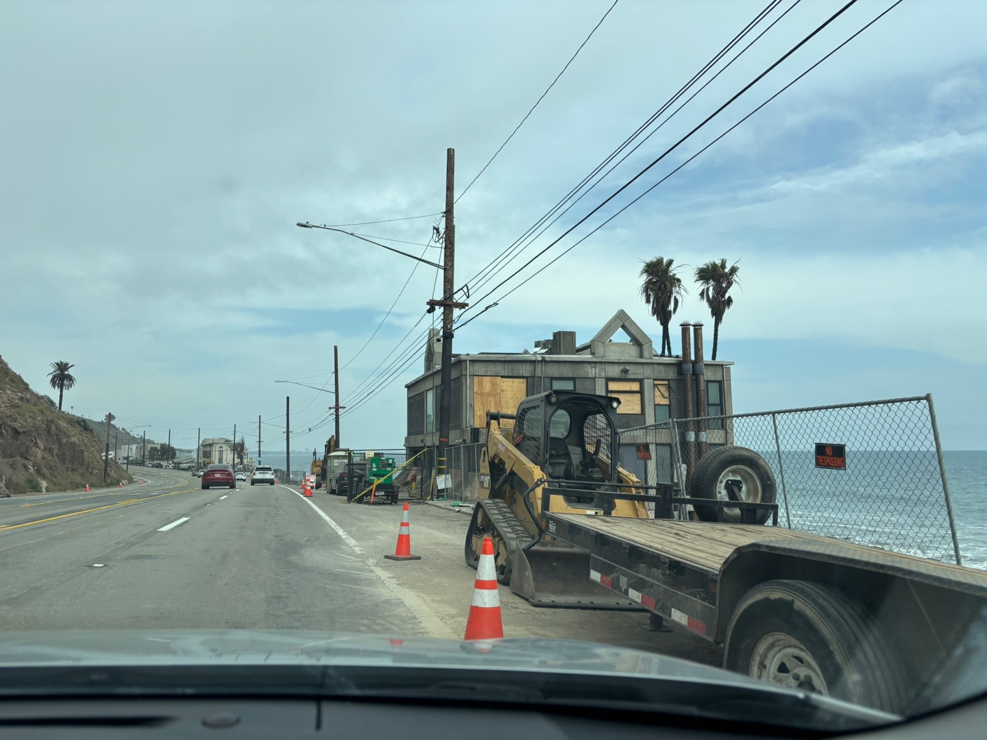 불에도 여전히 홀로 남아 있는 건물 이미지