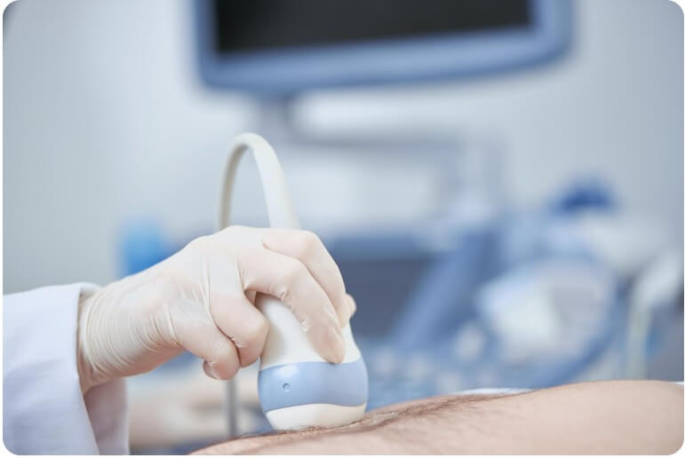 갑상선 이상 여부를 진료 중인 의사와 환자