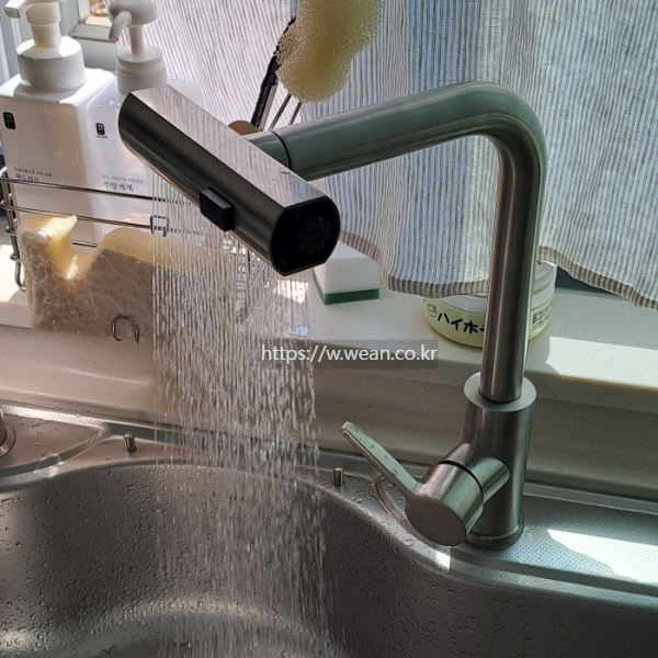 수전에서 물이 나오고 있습니다.