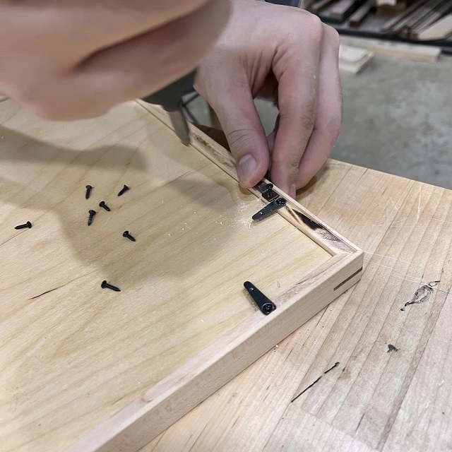 부자재 작업 중인 액자