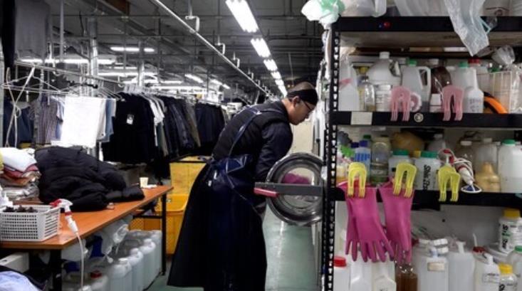 화재의류를 복구세탁하는 작업자