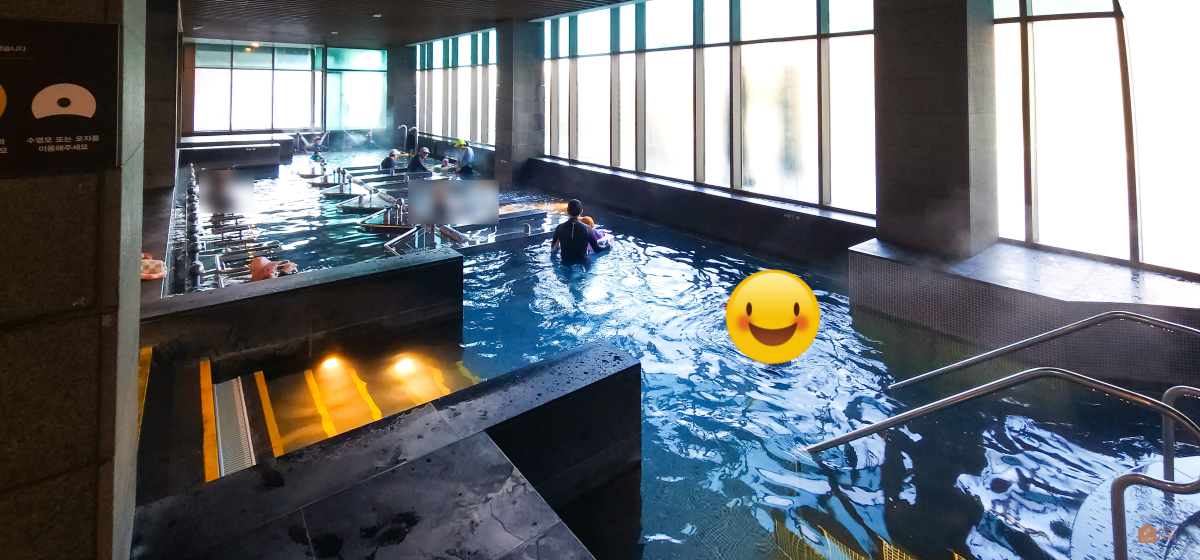 바데풀에서-마사지받는사람들