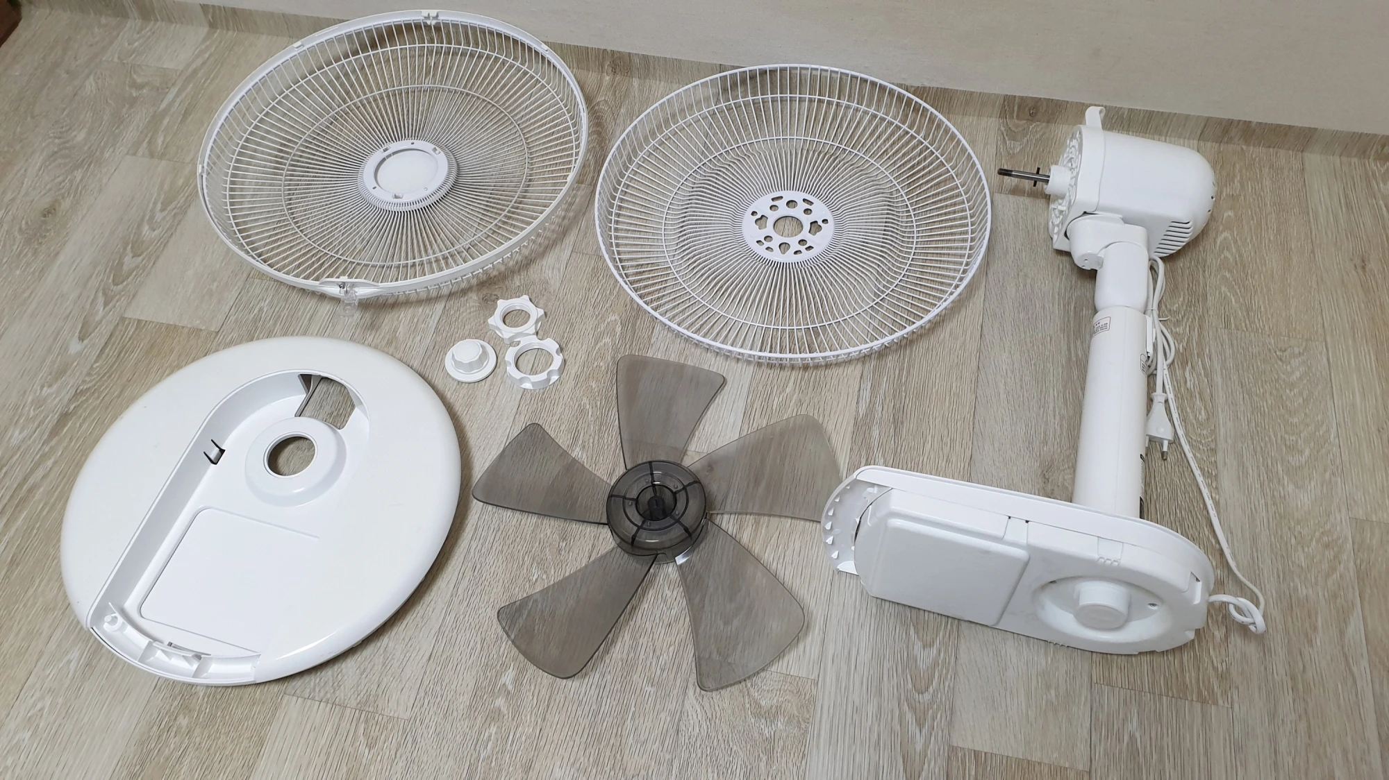 선풍기 분해 완료 모습