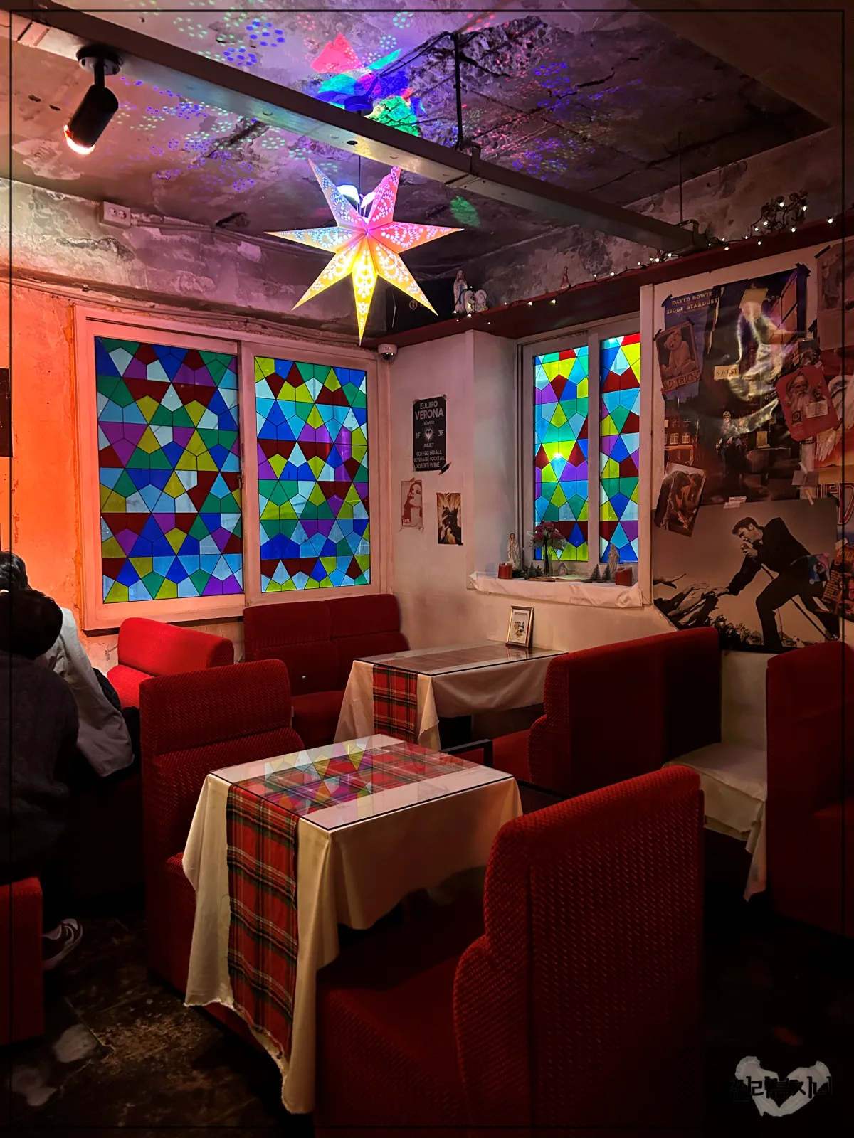 을지로-카페-베로나-빨간색-쇼파로-꾸며진-2인석-내부-공간