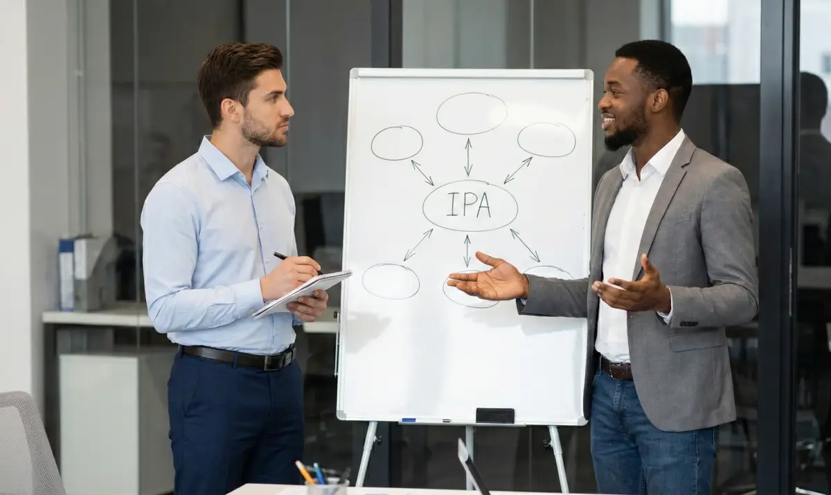 사무실 환경에서 서로 다른 MBTI 유형의 동료들이 협력하여 문제를 해결하는 비즈니스 상황