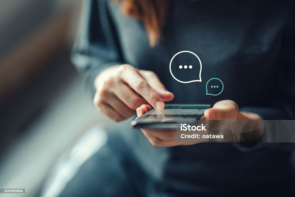 어떤 사람이 핸드폰을 조작하고 있는 사진