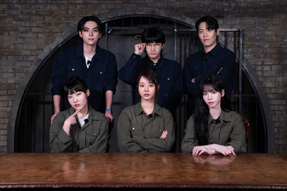 용진, 존박, 이은지, 혜리, 김도훈, 카리나가 넷플릭스 예능 '미스터리 수사단'에서 활약하고 있다. [사진=넷플릭스]