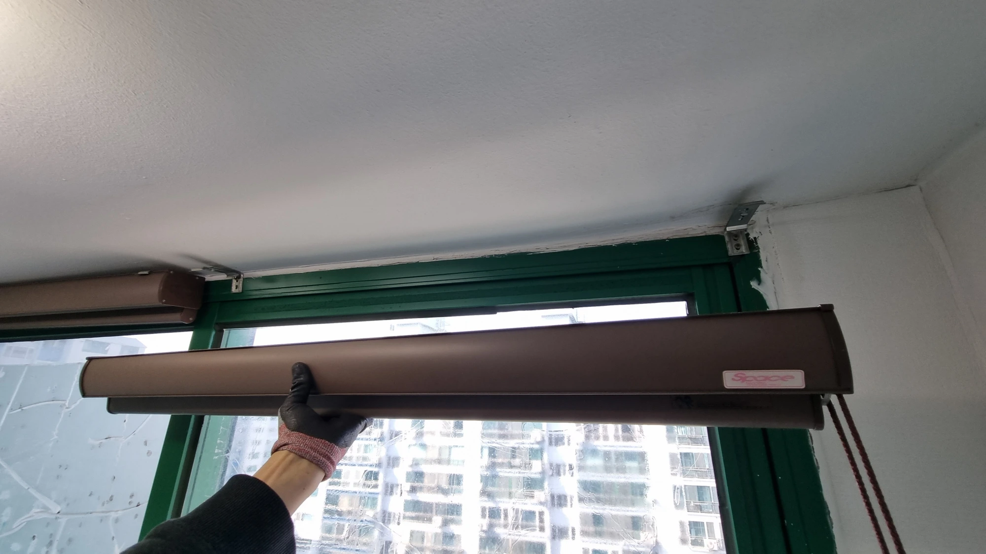 브라인드 뗀 모습