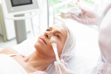 50대 피부 나이 되돌리는 방법 – 스킨케어·피부과·홈케어 비법 공개