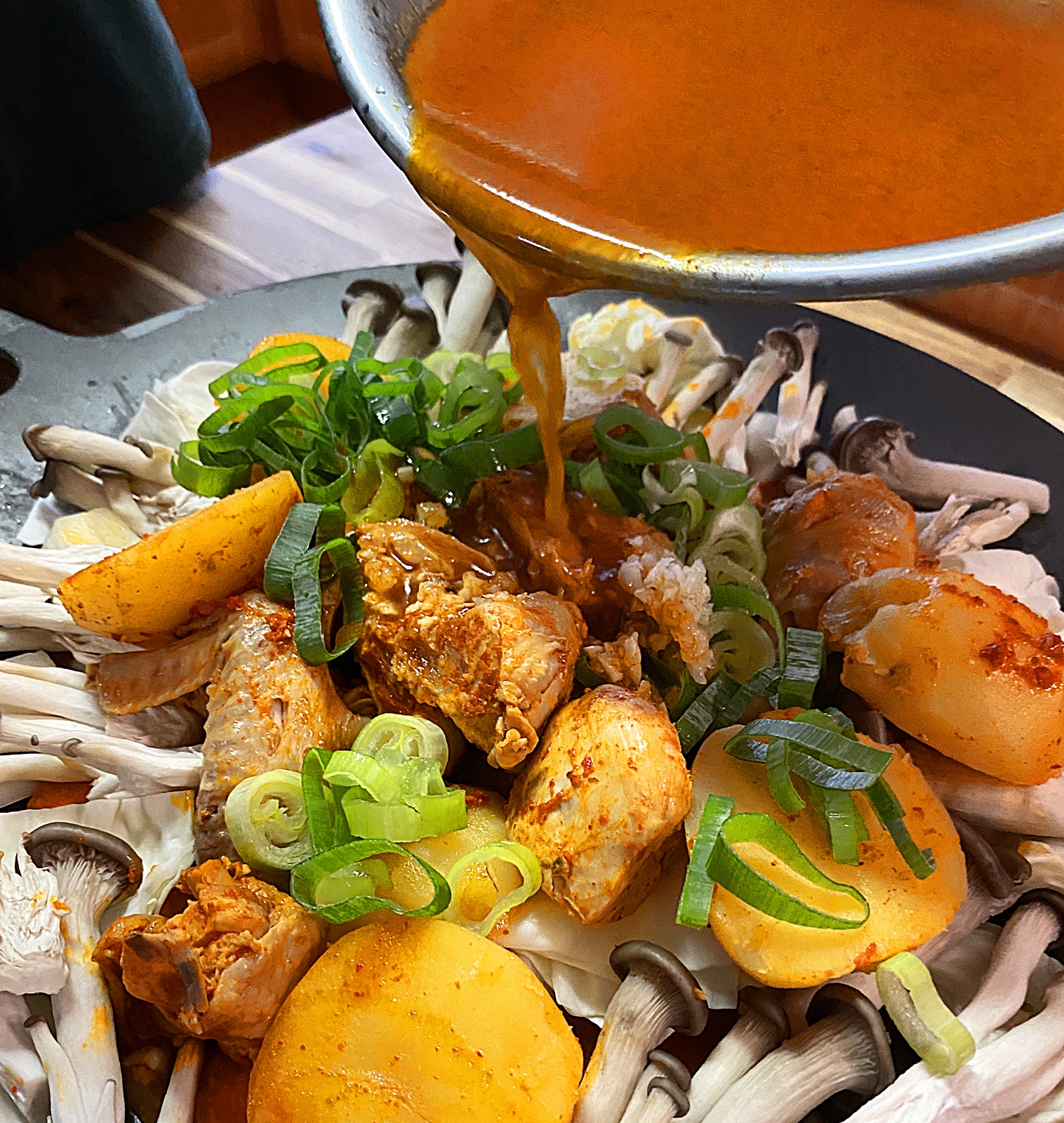 그리들에 닭볶음탕 육수 붓기