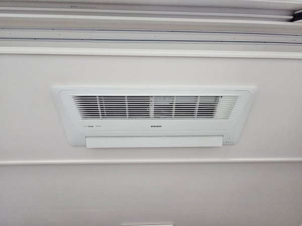 천정에 설치된 시스템 에어컨