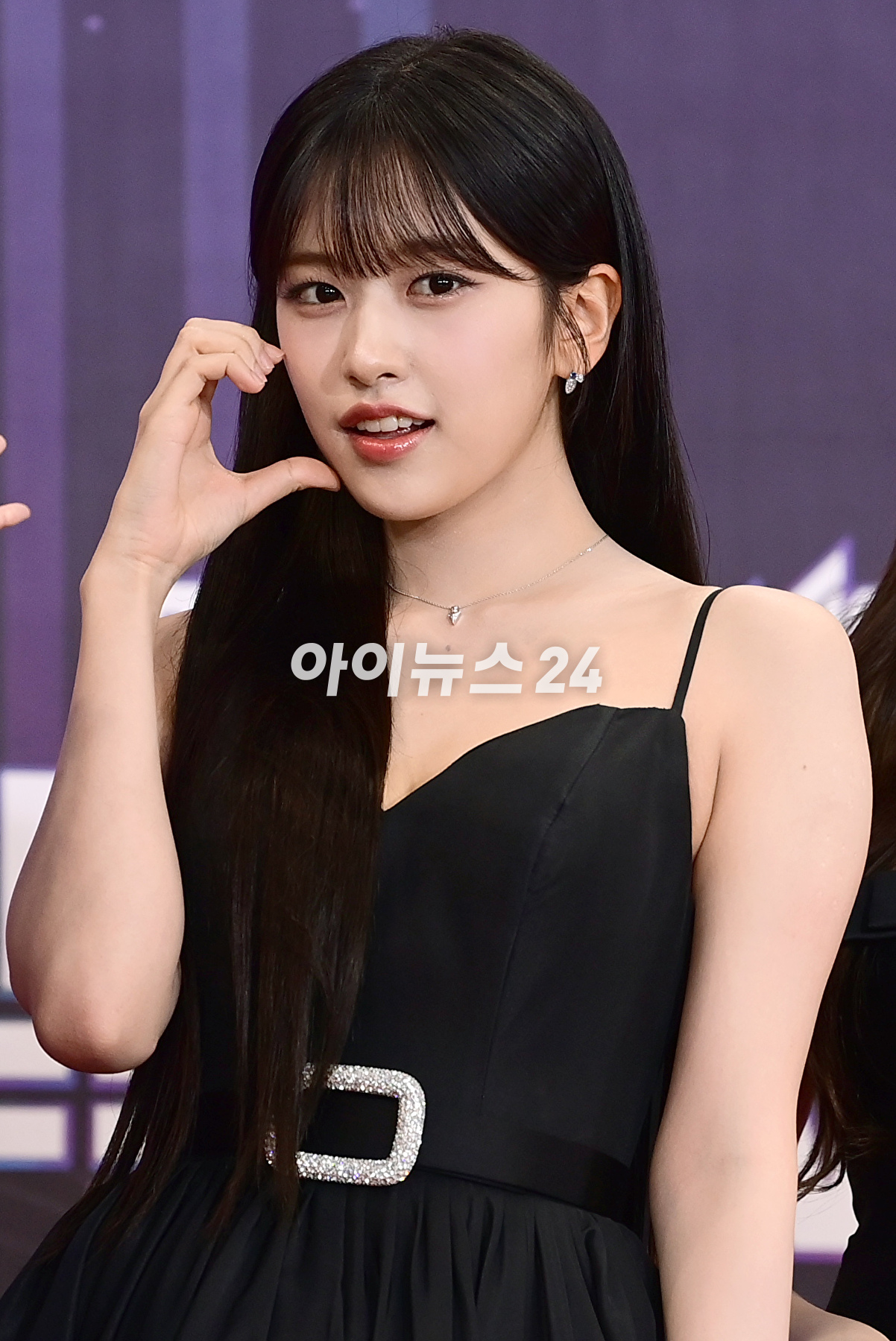 그룹 아이브(IVE)가 15일 오후 서울 여의도 KBS홀에서 열린 &#39;2023 뮤직뱅크 글로벌 페스티벌&#39; 레드카펫 포토월 행사에 참석하고 있다. [사진=정소희 기자]
