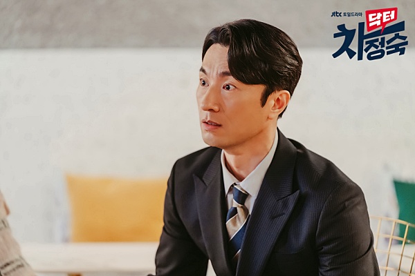 서인호-앉아있는-모습