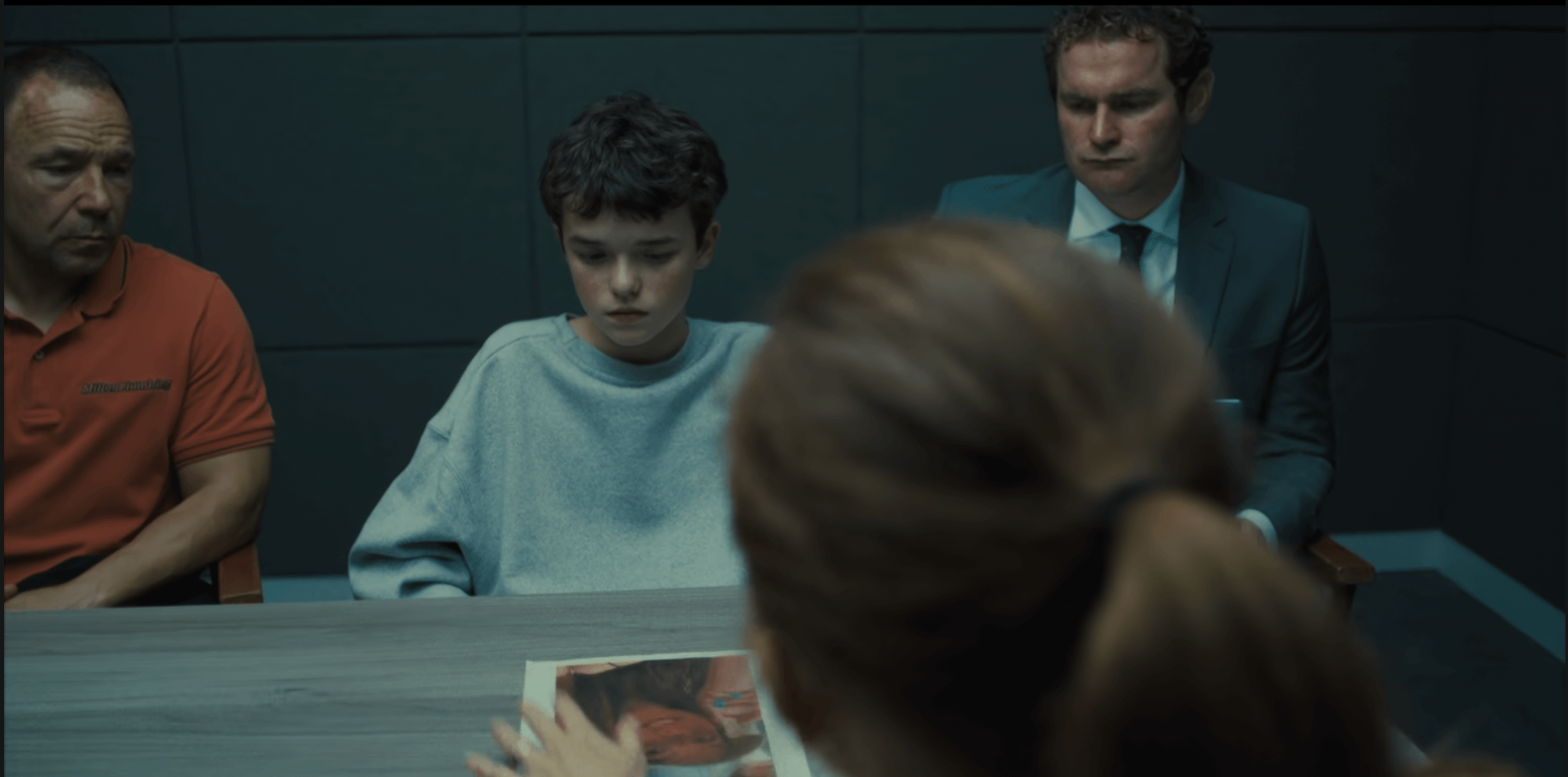 경찰에 체포되어 자신이 죽인 같은 반 친구의 사진을 보고 있는 제이미와 아빠 그리고 변호사