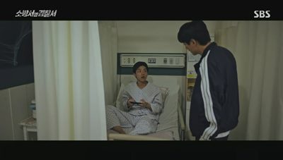 자신이 화재 현장에서 구해준 학생에게서 증거를 찾고 있는 김래원의 모습입니다.