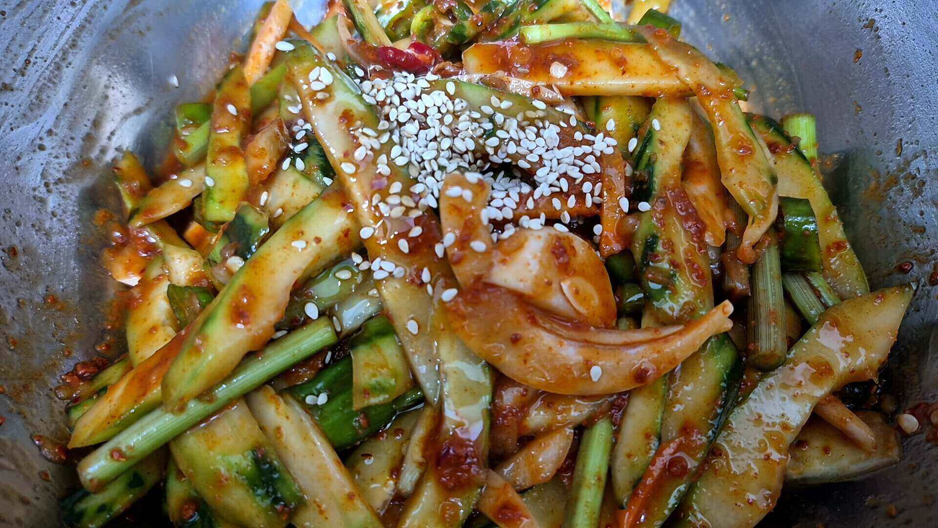 미나리와 오이 무치기
