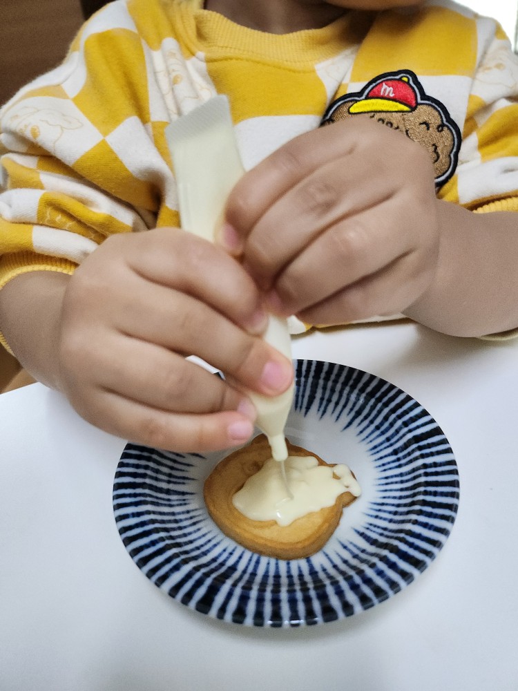 초코펜으로 쿠키를 꾸미는 아이들