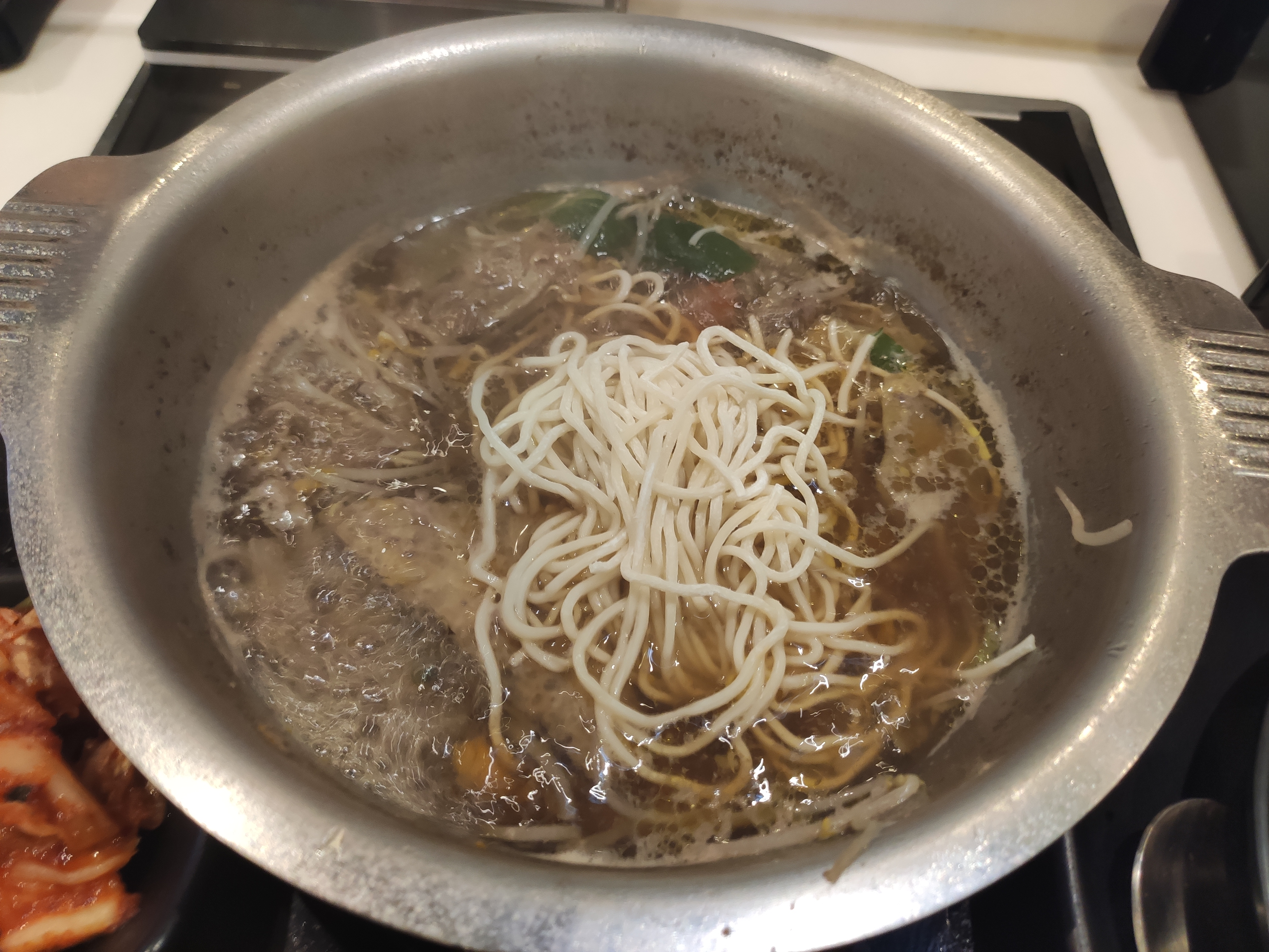 칼국수를 끓이는 모습