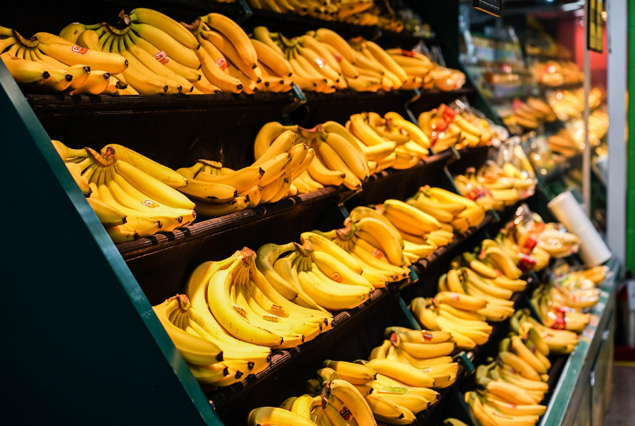 매대에 놓인 바나나들