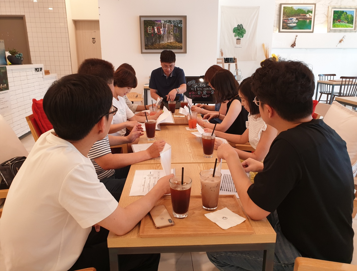 학부모들에게 초등학생들의 수학 학습법을 설명하는 사진