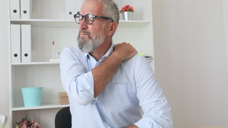 어깨 아플때 혈자리