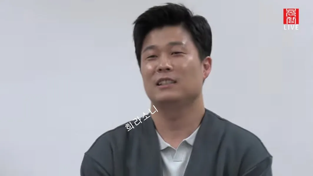 회색 점퍼를 입은 영식.