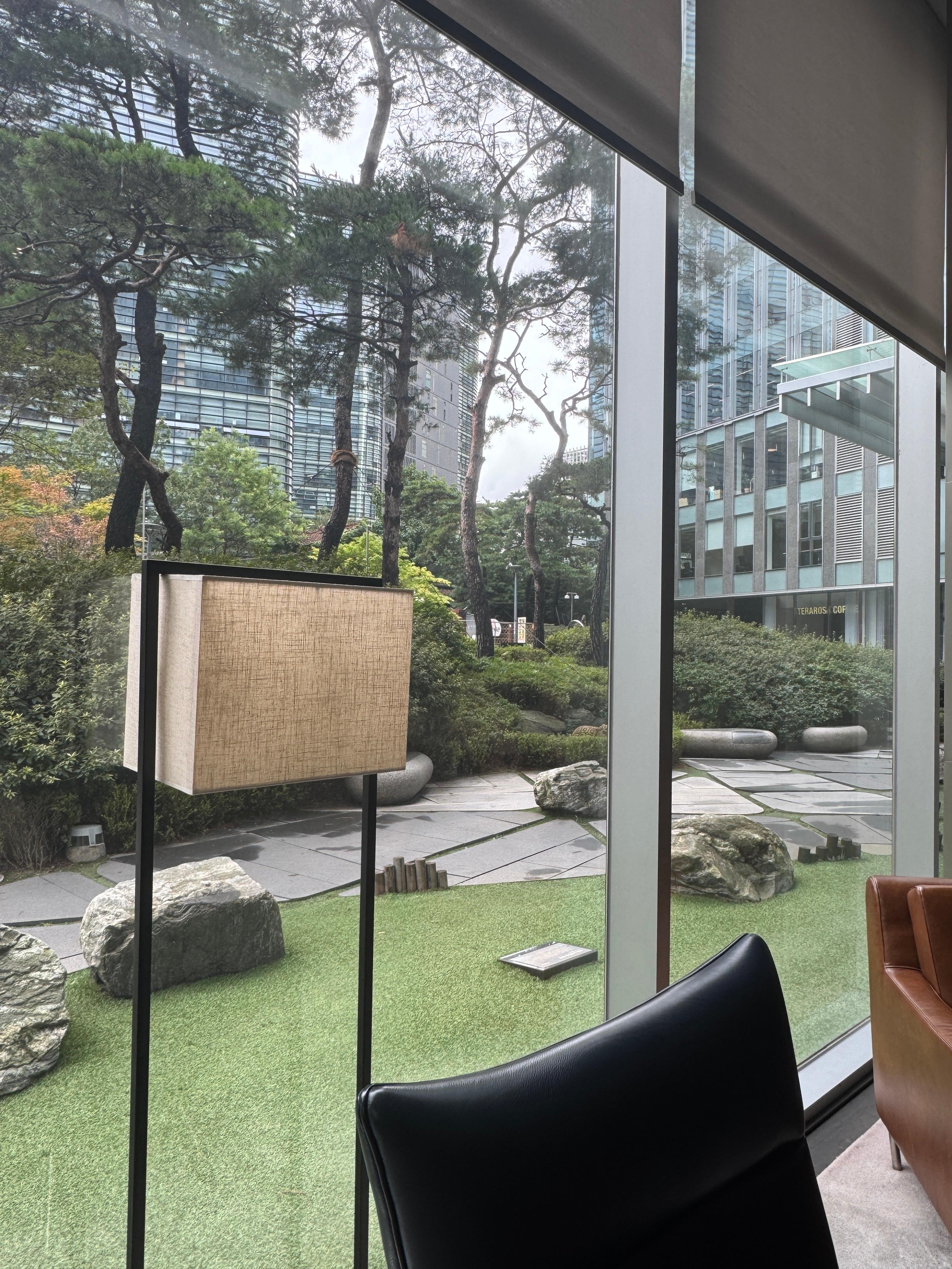 서울 종로구 케이트윈타워 한국 마이크로소프트 본사 1층 로비 정원 – 유리창 너머로 보이는 조경과 현대식 건물 풍경