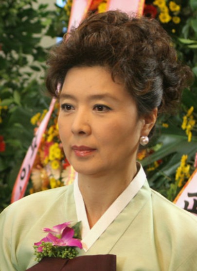 배우 윤미라 불륜스캔들로 헐리우드진출