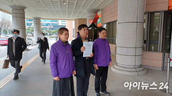 10&middot;29 이태원 참사 책임자 박희영 용산구청장 사퇴촉구 용산시민행동(용산시민행동)이 박희영 용산구청장의 엄벌을 촉구하는 탄원서를 법원에 제출하고 있다. [사진=라창현 기자]