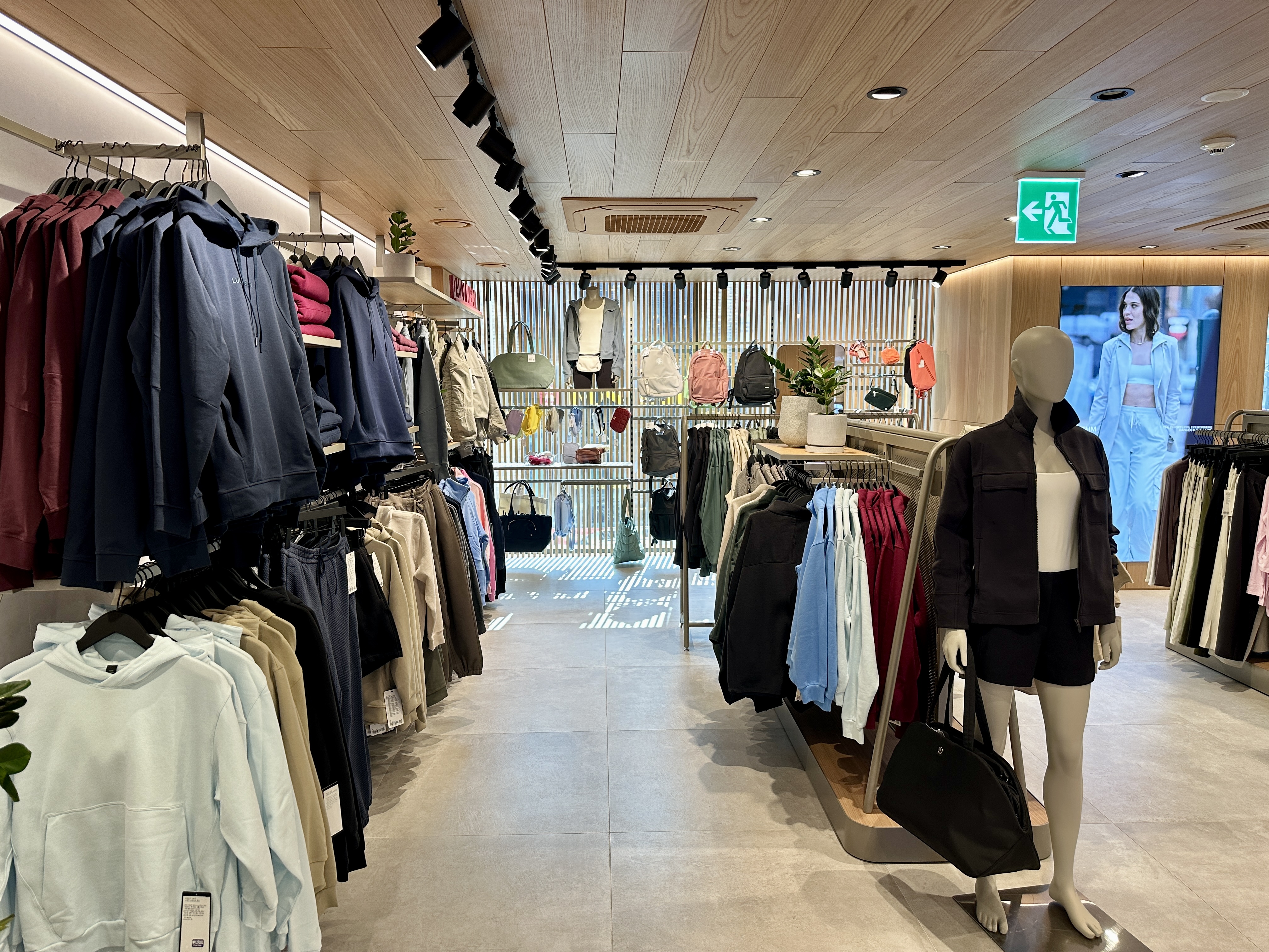 룰루레몬 명동 매장 2층