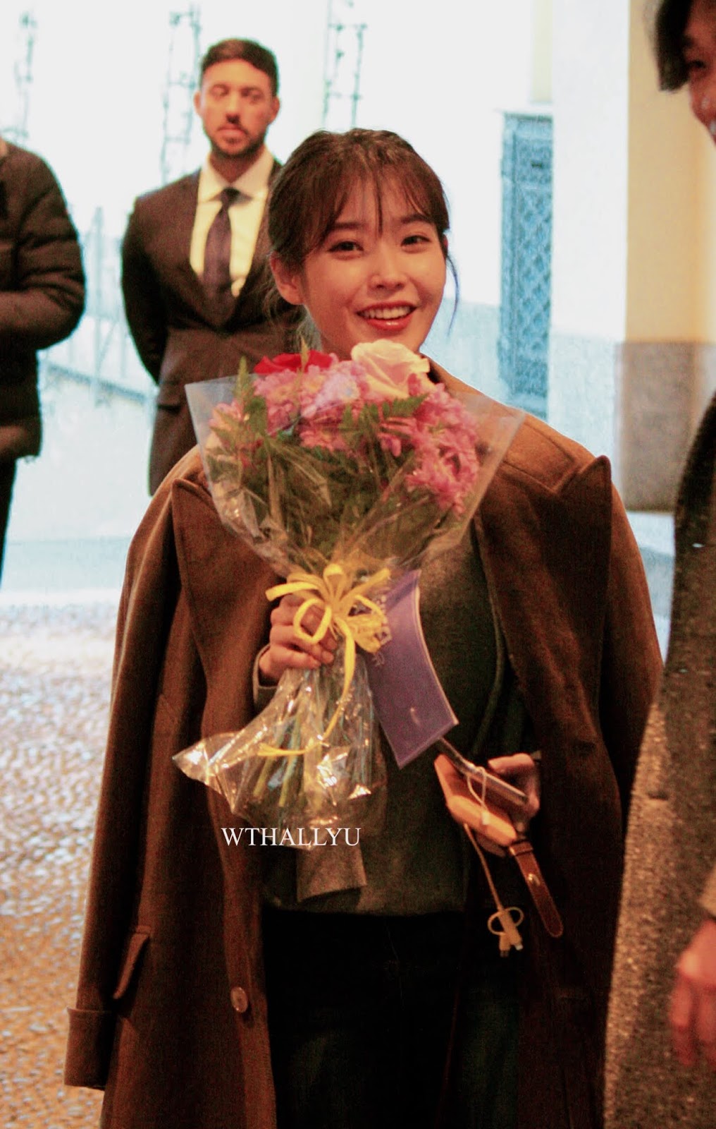 밀라노 간 아이유 패션