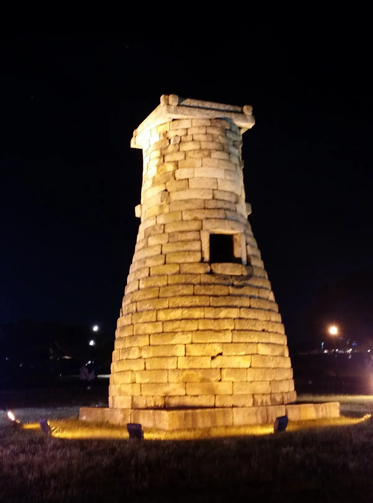 경주-첨성대-야경-모습-신라시대-선덕여왕시대-건립-천문관측대