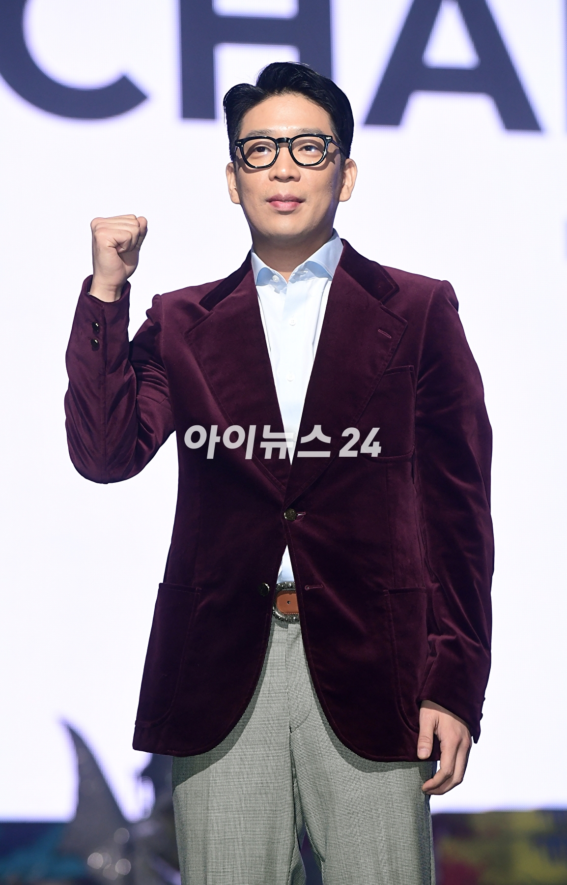 가수 MC몽이 정규앨범 '채널8(CHANNEL8) 발매 기념 미디어 음감회에서 포토타임을 갖고 있다. [사진=정소희기자]