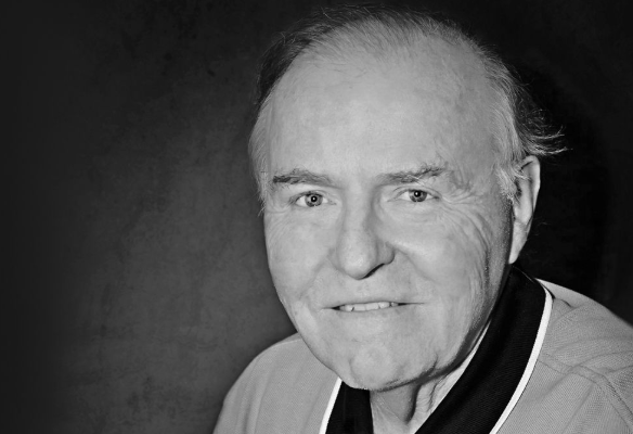 컨퍼런스-강연장에서-프레젠테이션을-진행하는-존-J-머피-차트-패턴-분석과-시장-트렌드-예측을-강조하는-테크니컬-분석-이미지