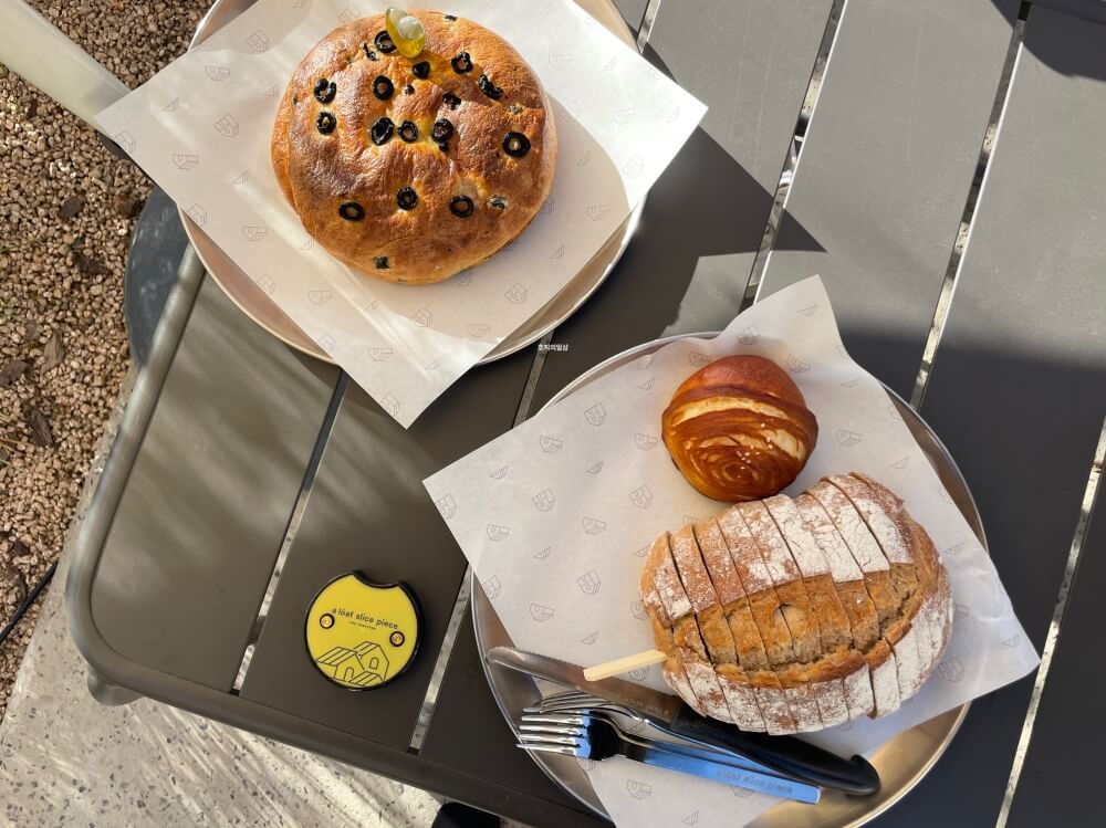 카페 어 로프 슬라이스 피스 - 야외 테이블 위 베이커리