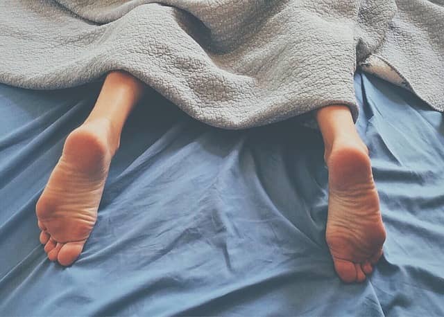 건강한 식단과 운동, 수면, 명상으로 면역력을 강화하는 생활 모습