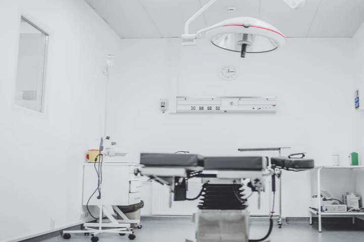 봉합술을 하고있는 병원