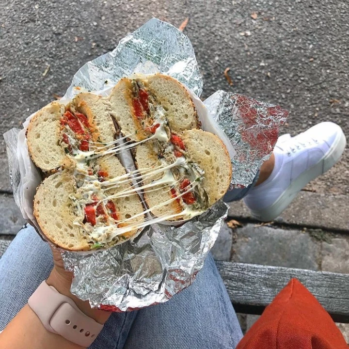 크림치즈를 넣은 베이글