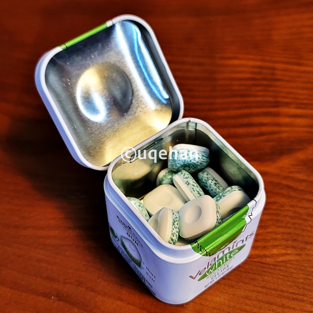 코스트코 벨라민트 화이트 스피어민트 추잉껌 틴케이스의 뚜껑을 열면 작은 껌들이 들어있다. 80G정도가 들어있다.